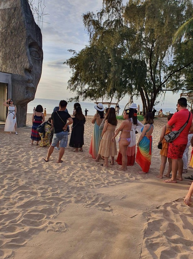 Xôn xao hình ảnh đợi vài tiếng để check-in điểm chụp hình hot nhất Phú Quốc, vô duyên hơn là bình luận đi biển sao mặc bikini? - Ảnh 2. Xôn xao hình ảnh đợi vài tiếng để check-in điểm chụp hình hot nhất Phú Quốc, vô duyên hơn là bình luận đi biển sao mặc bikini? - Ảnh 2.