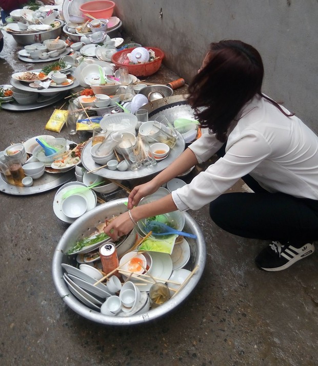 Con gái nghĩ gì khi ra mắt nhà bạn trai phải rửa cả đống bát đĩa chất cao như núi? - Ảnh 2. Con gái nghĩ gì khi ra mắt nhà bạn trai phải rửa cả đống bát đĩa chất cao như núi? - Ảnh 2.