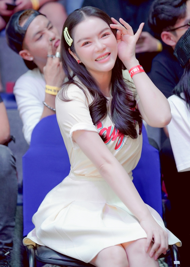 Lý Nhã Kỳ gây sốt với style như em chưa 18, nhưng sao nhìn đi nhìn lại cứ thấy sai sai thế này? - Ảnh 2. Lý Nhã Kỳ gây sốt với style như em chưa 18, nhưng sao nhìn đi nhìn lại cứ thấy sai sai thế này? - Ảnh 2.