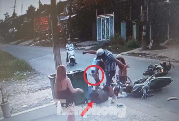 Tôi rùng mình khi thấy con trai đánh nữ sinh dã man sau tai nạn giao thông - Ảnh 2. Tôi rùng mình khi thấy con trai đánh nữ sinh dã man sau tai nạn giao thông - Ảnh 2.