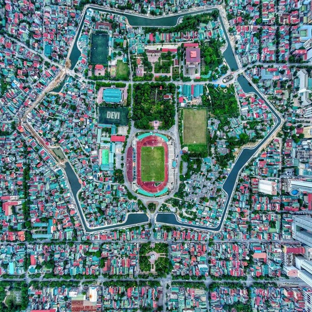 Hết rồng ngậm ngọc ở Phú Yên, dân tình lại phát sốt với bông hoa 6 cánh đều chằn chặn nhìn từ trên cao nằm giữa lòng thành phố Vinh - Nghệ An - Ảnh 1. Hết rồng ngậm ngọc ở Phú Yên, dân tình lại phát sốt với bông hoa 6 cánh đều chằn chặn nhìn từ trên cao nằm giữa lòng thành phố Vinh - Nghệ An - Ảnh 1.