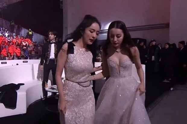 Khoảnh khắc vô tình bất ngờ hot: Địch Lệ Nhiệt Ba đè bẹp Dương Mịch với vòng 1 bức thở khi xuất hiện chung khung hình - Ảnh 2. Khoảnh khắc vô tình bất ngờ hot: Địch Lệ Nhiệt Ba đè bẹp Dương Mịch với vòng 1 bức thở khi xuất hiện chung khung hình - Ảnh 2.