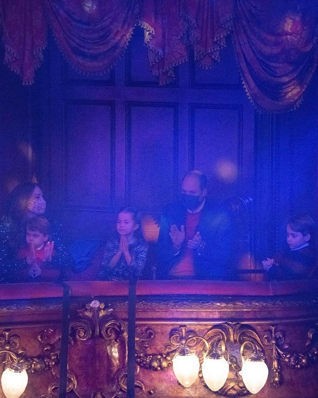 Lần đầu tiên xuất hiện trên thảm đỏ cùng anh chị, Hoàng tử út Louis nhà Công nương Kate đã chiếm trọn spotlight vì vẻ đáng yêu hết mức - Ảnh 5.