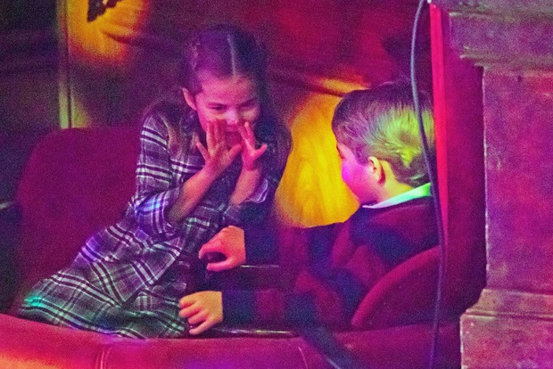 Lần đầu tiên xuất hiện trên thảm đỏ cùng anh chị, Hoàng tử út Louis nhà Công nương Kate đã chiếm trọn spotlight vì vẻ đáng yêu hết mức - Ảnh 6.