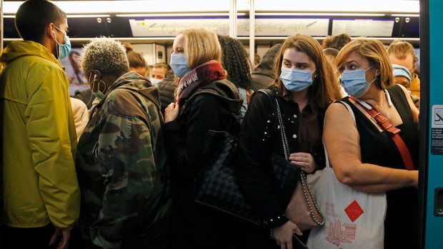 Quốc gia này từng được xem là hình mẫu chống dịch điển hình của cả châu Âu, và giờ hình mẫu ấy đang sụp đổ - Ảnh 3.