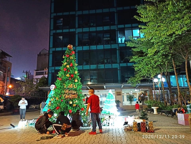 Noel tại các trường Đại học: Nơi có máy phun tuyết nhân tạo, nơi lung linh, rực rỡ như lễ hội ánh sáng - Ảnh 12.