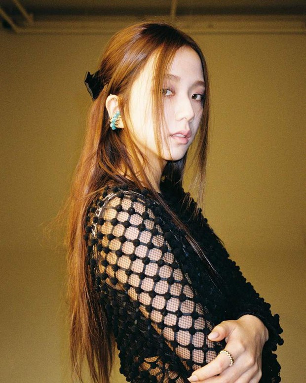 Đụng áo Dior: Châu Bùi lên đồ gắt khoe vòng 1 ngồn ngộn, nhìn sang Jisoo thấy một đẳng cấp khác - Ảnh 4.