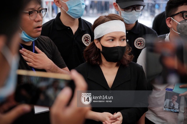 Lễ tang NS Chí Tài tại Việt Nam: Chuẩn bị đưa linh cữu cố nghệ sĩ ra sân bay sang Mỹ, NS Hoài Linh nghẹn ngào nói lời tiễn biệt - Ảnh 74. Lễ tang NS Chí Tài tại Việt Nam: Chuẩn bị đưa linh cữu cố nghệ sĩ ra sân bay sang Mỹ, NS Hoài Linh nghẹn ngào nói lời tiễn biệt - Ảnh 74.