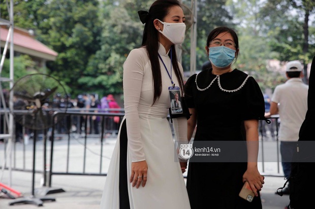 Dàn sao Việt đến tang lễ đưa tiễn NS Chí Tài: Ngọc Lan từ sân bay chạy về, Trấn Thành - Karik lặng lẽ đến vào phút cuối - Ảnh 26. Dàn sao Việt đến tang lễ đưa tiễn NS Chí Tài: Ngọc Lan từ sân bay chạy về, Trấn Thành - Karik lặng lẽ đến vào phút cuối - Ảnh 26.