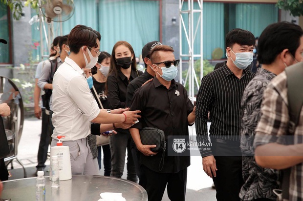 Dàn sao Việt đến tang lễ đưa tiễn NS Chí Tài: Ngọc Lan từ sân bay chạy về, Trấn Thành - Karik lặng lẽ đến vào phút cuối - Ảnh 25. Dàn sao Việt đến tang lễ đưa tiễn NS Chí Tài: Ngọc Lan từ sân bay chạy về, Trấn Thành - Karik lặng lẽ đến vào phút cuối - Ảnh 25.