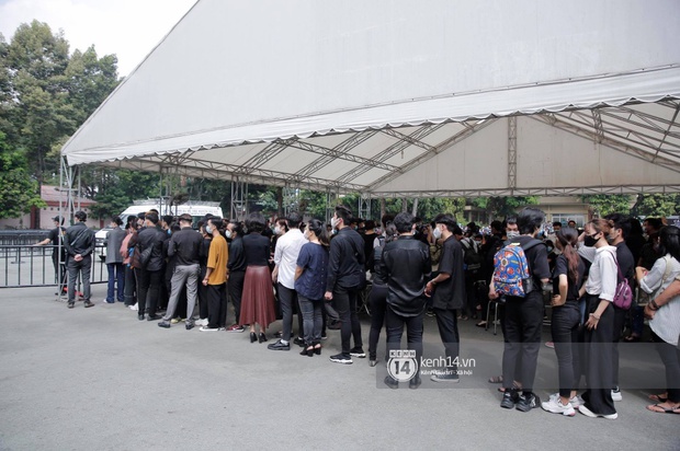 Lễ tang NS Chí Tài tại Việt Nam: Chuẩn bị đưa linh cữu cố nghệ sĩ ra sân bay sang Mỹ, NS Hoài Linh nghẹn ngào nói lời tiễn biệt - Ảnh 91. Lễ tang NS Chí Tài tại Việt Nam: Chuẩn bị đưa linh cữu cố nghệ sĩ ra sân bay sang Mỹ, NS Hoài Linh nghẹn ngào nói lời tiễn biệt - Ảnh 91.
