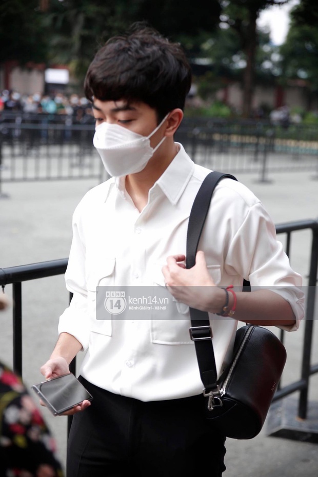 Lễ tang NS Chí Tài tại Việt Nam: Chuẩn bị đưa linh cữu cố nghệ sĩ ra sân bay sang Mỹ, NS Hoài Linh nghẹn ngào nói lời tiễn biệt - Ảnh 33. Lễ tang NS Chí Tài tại Việt Nam: Chuẩn bị đưa linh cữu cố nghệ sĩ ra sân bay sang Mỹ, NS Hoài Linh nghẹn ngào nói lời tiễn biệt - Ảnh 33.