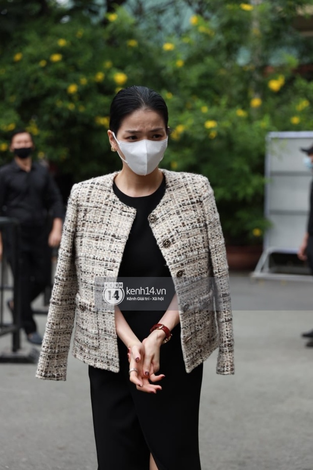Lễ tang NS Chí Tài tại Việt Nam: Chuẩn bị đưa linh cữu cố nghệ sĩ ra sân bay sang Mỹ, NS Hoài Linh nghẹn ngào nói lời tiễn biệt - Ảnh 15. Lễ tang NS Chí Tài tại Việt Nam: Chuẩn bị đưa linh cữu cố nghệ sĩ ra sân bay sang Mỹ, NS Hoài Linh nghẹn ngào nói lời tiễn biệt - Ảnh 15.