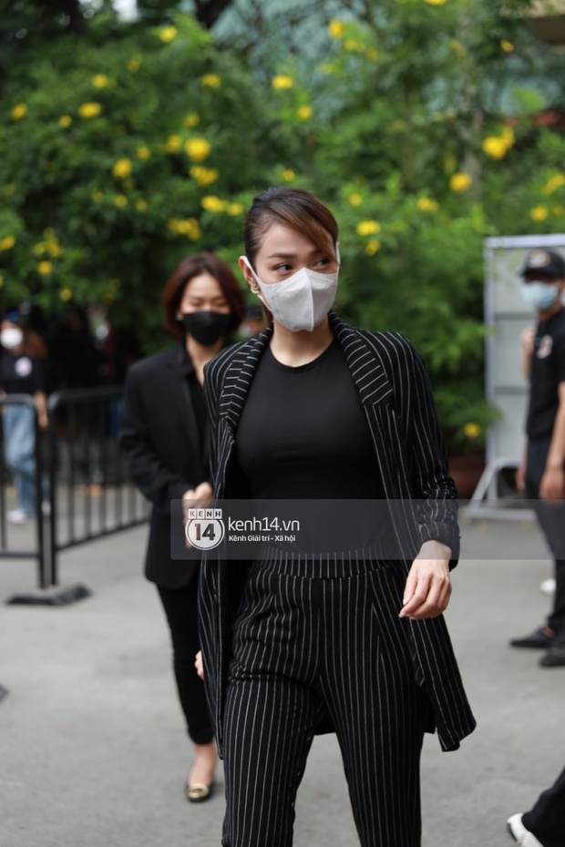 Lễ tang NS Chí Tài tại Việt Nam: Chuẩn bị đưa linh cữu cố nghệ sĩ ra sân bay sang Mỹ, NS Hoài Linh nghẹn ngào nói lời tiễn biệt - Ảnh 17. Lễ tang NS Chí Tài tại Việt Nam: Chuẩn bị đưa linh cữu cố nghệ sĩ ra sân bay sang Mỹ, NS Hoài Linh nghẹn ngào nói lời tiễn biệt - Ảnh 17.