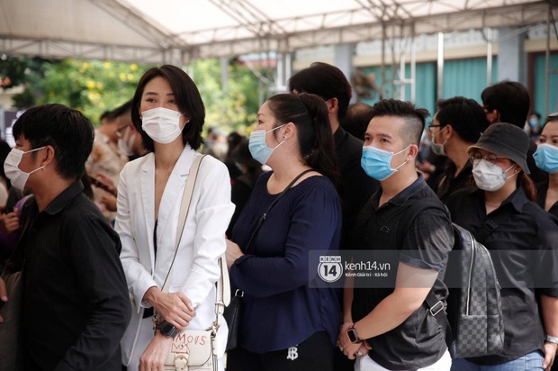 Lễ tang NS Chí Tài tại Việt Nam: Chuẩn bị đưa linh cữu cố nghệ sĩ ra sân bay sang Mỹ, NS Hoài Linh nghẹn ngào nói lời tiễn biệt - Ảnh 90. Lễ tang NS Chí Tài tại Việt Nam: Chuẩn bị đưa linh cữu cố nghệ sĩ ra sân bay sang Mỹ, NS Hoài Linh nghẹn ngào nói lời tiễn biệt - Ảnh 90.