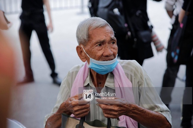 Lễ tang NS Chí Tài tại Việt Nam: Chuẩn bị đưa linh cữu cố nghệ sĩ ra sân bay sang Mỹ, NS Hoài Linh nghẹn ngào nói lời tiễn biệt - Ảnh 63. Lễ tang NS Chí Tài tại Việt Nam: Chuẩn bị đưa linh cữu cố nghệ sĩ ra sân bay sang Mỹ, NS Hoài Linh nghẹn ngào nói lời tiễn biệt - Ảnh 63.