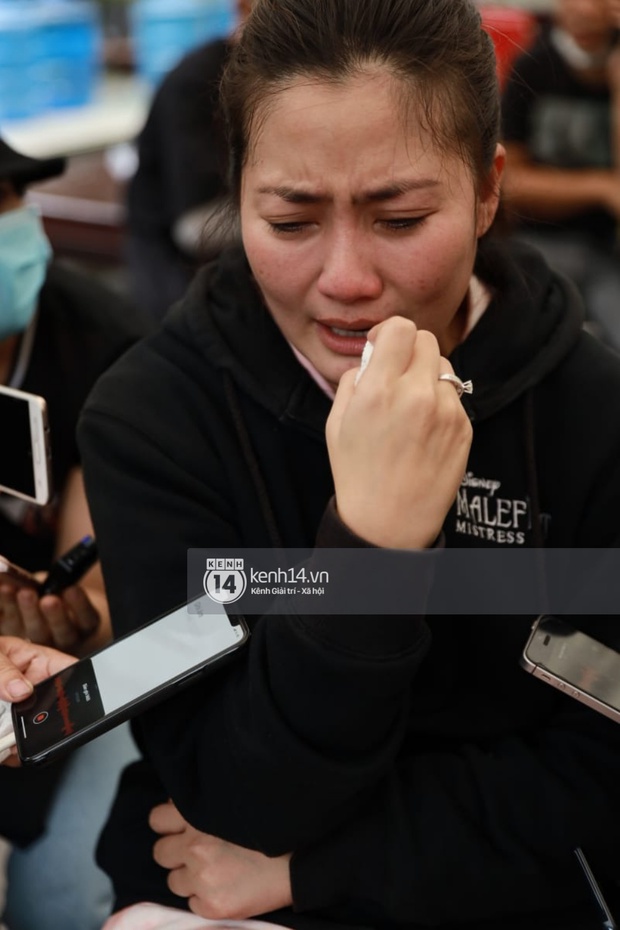 Lễ tang NS Chí Tài tại Việt Nam: Chuẩn bị đưa linh cữu cố nghệ sĩ ra sân bay sang Mỹ, NS Hoài Linh nghẹn ngào nói lời tiễn biệt - Ảnh 12. Lễ tang NS Chí Tài tại Việt Nam: Chuẩn bị đưa linh cữu cố nghệ sĩ ra sân bay sang Mỹ, NS Hoài Linh nghẹn ngào nói lời tiễn biệt - Ảnh 12.