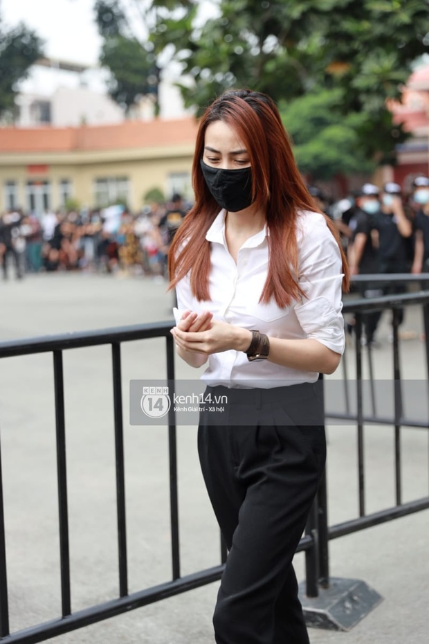 Lễ tang NS Chí Tài tại Việt Nam: Chuẩn bị đưa linh cữu cố nghệ sĩ ra sân bay sang Mỹ, NS Hoài Linh nghẹn ngào nói lời tiễn biệt - Ảnh 25. Lễ tang NS Chí Tài tại Việt Nam: Chuẩn bị đưa linh cữu cố nghệ sĩ ra sân bay sang Mỹ, NS Hoài Linh nghẹn ngào nói lời tiễn biệt - Ảnh 25.