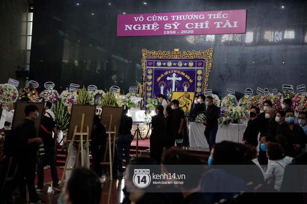 Lễ tang NS Chí Tài tại Việt Nam: Chuẩn bị đưa linh cữu cố nghệ sĩ ra sân bay sang Mỹ, NS Hoài Linh nghẹn ngào nói lời tiễn biệt - Ảnh 53. Lễ tang NS Chí Tài tại Việt Nam: Chuẩn bị đưa linh cữu cố nghệ sĩ ra sân bay sang Mỹ, NS Hoài Linh nghẹn ngào nói lời tiễn biệt - Ảnh 53.
