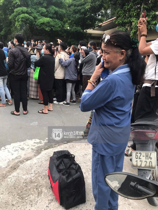 Lễ tang NS Chí Tài tại Việt Nam: Chuẩn bị đưa linh cữu cố nghệ sĩ ra sân bay sang Mỹ, NS Hoài Linh nghẹn ngào nói lời tiễn biệt - Ảnh 2. Lễ tang NS Chí Tài tại Việt Nam: Chuẩn bị đưa linh cữu cố nghệ sĩ ra sân bay sang Mỹ, NS Hoài Linh nghẹn ngào nói lời tiễn biệt - Ảnh 2.