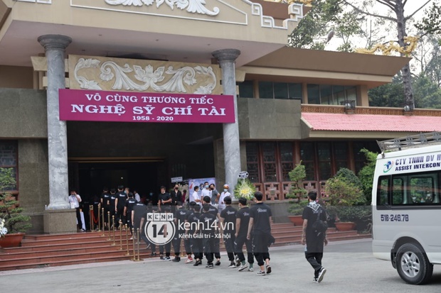 Lễ tang NS Chí Tài tại Việt Nam: Chuẩn bị đưa linh cữu cố nghệ sĩ ra sân bay sang Mỹ, NS Hoài Linh nghẹn ngào nói lời tiễn biệt - Ảnh 8. Lễ tang NS Chí Tài tại Việt Nam: Chuẩn bị đưa linh cữu cố nghệ sĩ ra sân bay sang Mỹ, NS Hoài Linh nghẹn ngào nói lời tiễn biệt - Ảnh 8.