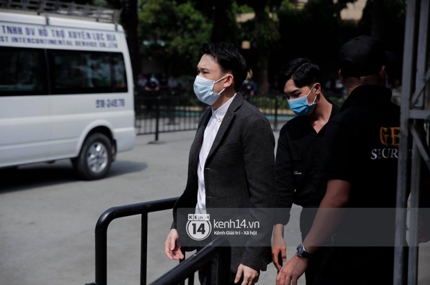 Lễ tang NS Chí Tài tại Việt Nam: Chuẩn bị đưa linh cữu cố nghệ sĩ ra sân bay sang Mỹ, NS Hoài Linh nghẹn ngào nói lời tiễn biệt - Ảnh 70. Lễ tang NS Chí Tài tại Việt Nam: Chuẩn bị đưa linh cữu cố nghệ sĩ ra sân bay sang Mỹ, NS Hoài Linh nghẹn ngào nói lời tiễn biệt - Ảnh 70.
