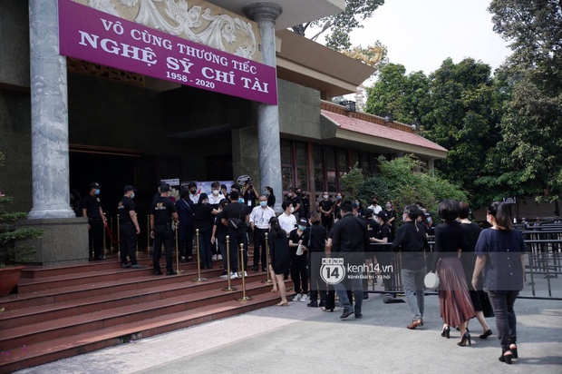 Lễ tang NS Chí Tài tại Việt Nam: Chuẩn bị đưa linh cữu cố nghệ sĩ ra sân bay sang Mỹ, NS Hoài Linh nghẹn ngào nói lời tiễn biệt - Ảnh 85. Lễ tang NS Chí Tài tại Việt Nam: Chuẩn bị đưa linh cữu cố nghệ sĩ ra sân bay sang Mỹ, NS Hoài Linh nghẹn ngào nói lời tiễn biệt - Ảnh 85.