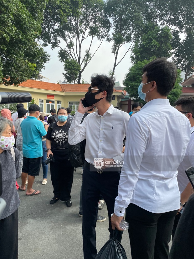 Lễ tang NS Chí Tài tại Việt Nam: Chuẩn bị đưa linh cữu cố nghệ sĩ ra sân bay sang Mỹ, NS Hoài Linh nghẹn ngào nói lời tiễn biệt - Ảnh 118. Lễ tang NS Chí Tài tại Việt Nam: Chuẩn bị đưa linh cữu cố nghệ sĩ ra sân bay sang Mỹ, NS Hoài Linh nghẹn ngào nói lời tiễn biệt - Ảnh 118.