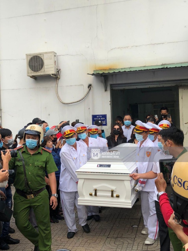Lễ tang NS Chí Tài tại Việt Nam: Chuẩn bị đưa linh cữu cố nghệ sĩ ra sân bay sang Mỹ, NS Hoài Linh nghẹn ngào nói lời tiễn biệt - Ảnh 113. Lễ tang NS Chí Tài tại Việt Nam: Chuẩn bị đưa linh cữu cố nghệ sĩ ra sân bay sang Mỹ, NS Hoài Linh nghẹn ngào nói lời tiễn biệt - Ảnh 113.