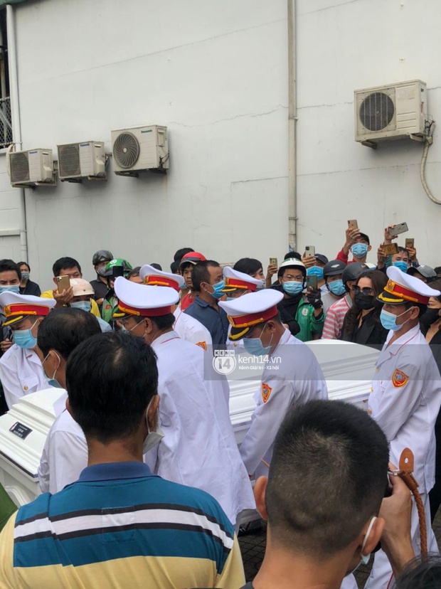 Lễ tang NS Chí Tài tại Việt Nam: Chuẩn bị đưa linh cữu cố nghệ sĩ ra sân bay sang Mỹ, NS Hoài Linh nghẹn ngào nói lời tiễn biệt - Ảnh 112. Lễ tang NS Chí Tài tại Việt Nam: Chuẩn bị đưa linh cữu cố nghệ sĩ ra sân bay sang Mỹ, NS Hoài Linh nghẹn ngào nói lời tiễn biệt - Ảnh 112.