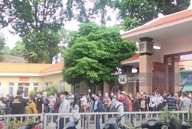 Đám đông hỗn loạn ùa vào tang lễ NS Chí Tài: Có người không đeo khẩu trang, 50 bảo vệ vẫn không kiểm soát được - Ảnh 4. Đám đông hỗn loạn ùa vào tang lễ NS Chí Tài: Có người không đeo khẩu trang, 50 bảo vệ vẫn không kiểm soát được - Ảnh 4.