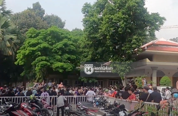 Đám đông hỗn loạn ùa vào tang lễ NS Chí Tài: Có người không đeo khẩu trang, 50 bảo vệ vẫn không kiểm soát được - Ảnh 6. Đám đông hỗn loạn ùa vào tang lễ NS Chí Tài: Có người không đeo khẩu trang, 50 bảo vệ vẫn không kiểm soát được - Ảnh 6.