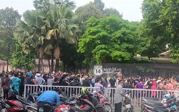 Đám đông hỗn loạn ùa vào tang lễ NS Chí Tài: Có người không đeo khẩu trang, 50 bảo vệ vẫn không kiểm soát được - Ảnh 5. Đám đông hỗn loạn ùa vào tang lễ NS Chí Tài: Có người không đeo khẩu trang, 50 bảo vệ vẫn không kiểm soát được - Ảnh 5.