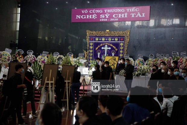 Bên trong tang lễ NS Chí Tài: Các nghệ sĩ đứng bên linh cữu, dàn diễn viên, ca sĩ xếp hàng cúi đầu thay gia đình cảm tạ - Ảnh 7.