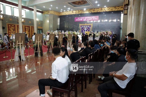 Ý nghĩa của 18 vòng hoa NS Hoài Linh tự tay chuẩn bị tiễn đưa NS Chí Tài bên trong tang lễ - Ảnh 4.