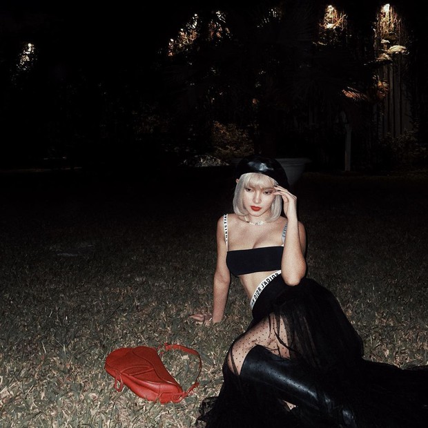 Đụng áo Dior: Châu Bùi lên đồ gắt khoe vòng 1 ngồn ngộn, nhìn sang Jisoo thấy một đẳng cấp khác - Ảnh 1.