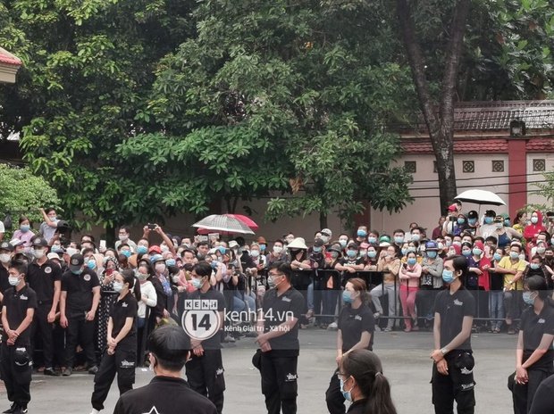 Cập nhật linh cữu NS Chí Tài được đưa ra sân bay về Mỹ: NS Hoài Linh chắp tay cảm tạ khán giả, hàng nhìn người đồng loạt vẫy tay vĩnh biệt cố nghệ sĩ! - Ảnh 16.