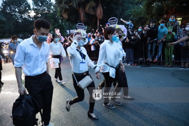 Cập nhật linh cữu NS Chí Tài được đưa ra sân bay về Mỹ: NS Hoài Linh chắp tay cảm tạ khán giả, hàng nhìn người đồng loạt vẫy tay vĩnh biệt cố nghệ sĩ! - Ảnh 12.