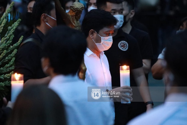 Cập nhật linh cữu NS Chí Tài được đưa ra sân bay về Mỹ: NS Hoài Linh chắp tay cảm tạ khán giả, hàng nhìn người đồng loạt vẫy tay vĩnh biệt cố nghệ sĩ! - Ảnh 8.