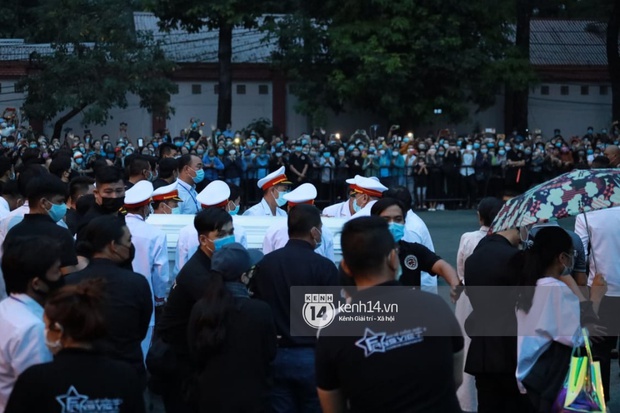 Cập nhật linh cữu NS Chí Tài được đưa ra sân bay về Mỹ: NS Hoài Linh chắp tay cảm tạ khán giả, hàng nhìn người đồng loạt vẫy tay vĩnh biệt cố nghệ sĩ! - Ảnh 10.