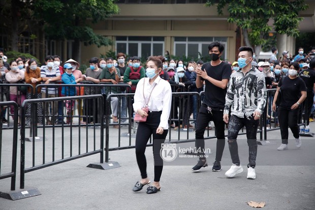 Dàn sao Việt đến tang lễ đưa tiễn NS Chí Tài: Ngọc Lan từ sân bay chạy về, Trấn Thành - Karik lặng lẽ đến vào phút cuối - Ảnh 11. Dàn sao Việt đến tang lễ đưa tiễn NS Chí Tài: Ngọc Lan từ sân bay chạy về, Trấn Thành - Karik lặng lẽ đến vào phút cuối - Ảnh 11.