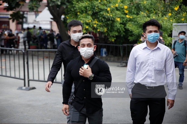 Dàn sao Việt đến tang lễ đưa tiễn NS Chí Tài: Ngọc Lan từ sân bay chạy về, Trấn Thành - Karik lặng lẽ đến vào phút cuối - Ảnh 40. Dàn sao Việt đến tang lễ đưa tiễn NS Chí Tài: Ngọc Lan từ sân bay chạy về, Trấn Thành - Karik lặng lẽ đến vào phút cuối - Ảnh 40.