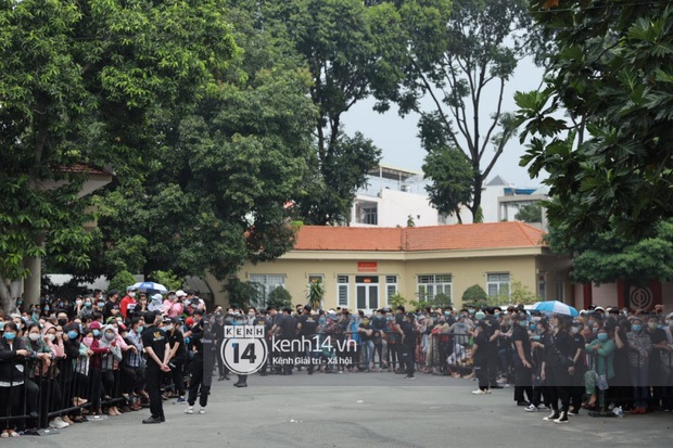 Xúc động khoảnh khắc cả nhà tang lễ lặng người nghe danh ca Tuấn Ngọc hát tiễn biệt cố nghệ sĩ Chí Tài lần cuối  - Ảnh 2.