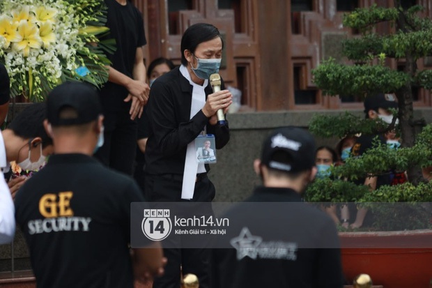 Xúc động khoảnh khắc cả nhà tang lễ lặng người nghe danh ca Tuấn Ngọc hát tiễn biệt cố nghệ sĩ Chí Tài lần cuối  - Ảnh 4.