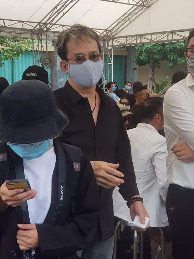 Dàn sao Việt đến tang lễ đưa tiễn NS Chí Tài: Ngọc Lan từ sân bay chạy về, Trấn Thành - Karik lặng lẽ đến vào phút cuối - Ảnh 20. Dàn sao Việt đến tang lễ đưa tiễn NS Chí Tài: Ngọc Lan từ sân bay chạy về, Trấn Thành - Karik lặng lẽ đến vào phút cuối - Ảnh 20.
