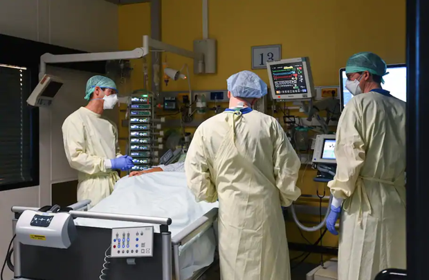 Quốc gia này từng được xem là hình mẫu chống dịch điển hình của cả châu Âu, và giờ hình mẫu ấy đang sụp đổ - Ảnh 1.