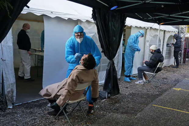 Quốc gia này từng được xem là hình mẫu chống dịch điển hình của cả châu Âu, và giờ hình mẫu ấy đang sụp đổ - Ảnh 2.