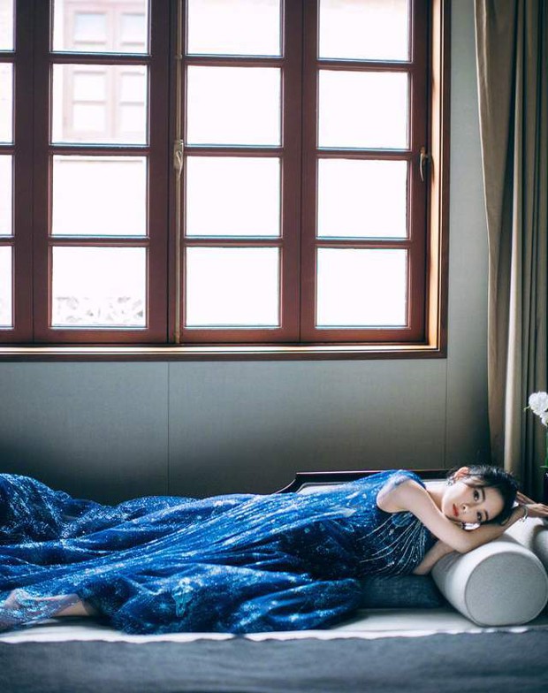 Biến căng: Dương Mịch bị stylist thân quen vượt mặt, cho mặc váy xấu trong khi đàn em diện đồ cao cấp - Ảnh 4. Biến căng: Dương Mịch bị stylist thân quen vượt mặt, cho mặc váy xấu trong khi đàn em diện đồ cao cấp - Ảnh 4.