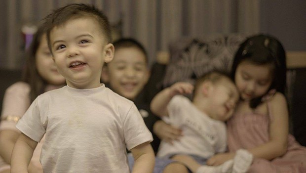 2 chị em nhà mỹ nhân đẹp nhất Philippines đi dự tiệc sinh nhật bạn, spotlight dồn hết vào quý tử đẹp trai cực phẩm - Ảnh 3.