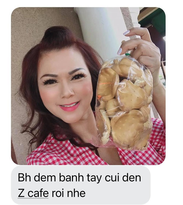 Tin nhắn của vợ NS Chí Tài khi linh cữu chồng đang trên đường sang Mỹ: 8 chữ ngắn gọn nhưng như vết dao xé lòng! - Ảnh 3. Tin nhắn của vợ NS Chí Tài khi linh cữu chồng đang trên đường sang Mỹ: 8 chữ ngắn gọn nhưng như vết dao xé lòng! - Ảnh 3.